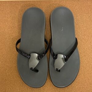 Vionic Raysa Black Leather Metal Accent Sandal Thong Flip Flop SZ 8.5 Wide EU 40